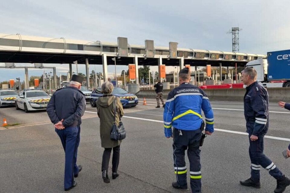Gendarmes et douaniers étaient positionnés lundi au péage de Veauchette sur l’autoroute A72.