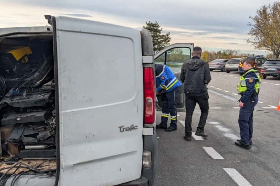 Gendarmes et douaniers étaient positionnés lundi au péage de Veauchette sur l’autoroute A72.