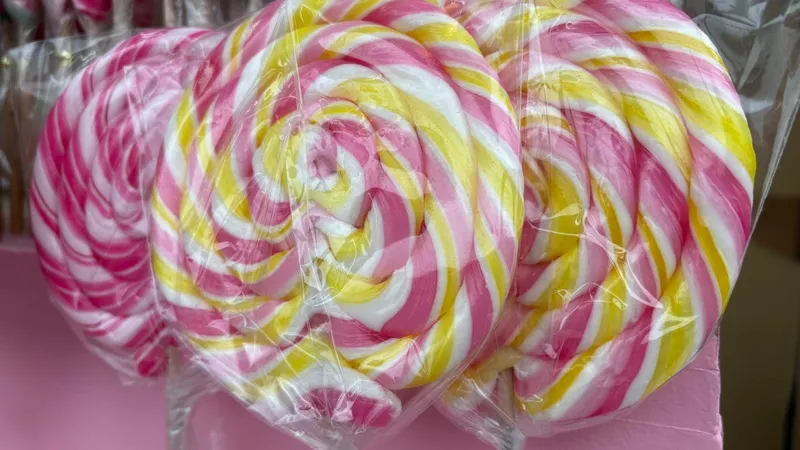 Croustillons, pommes d'amour et autres sucettes géantes font toujours le bonheur des visiteurs.