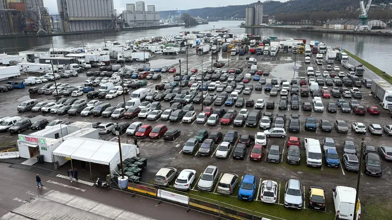 En ce dernier dimanche de fête, le parking de la Foire Saint-Romain était rempli