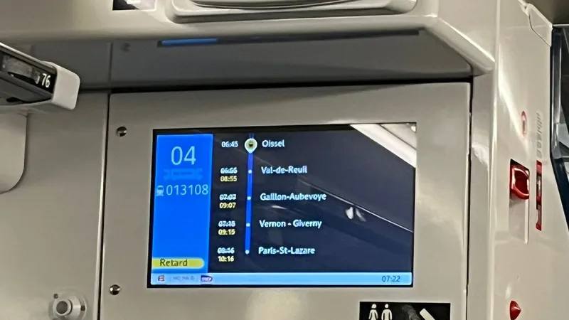 Des voyageurs retenus en gare de Oissel attendent la reprise de la circulation de leur train, mardi 25 novembre.