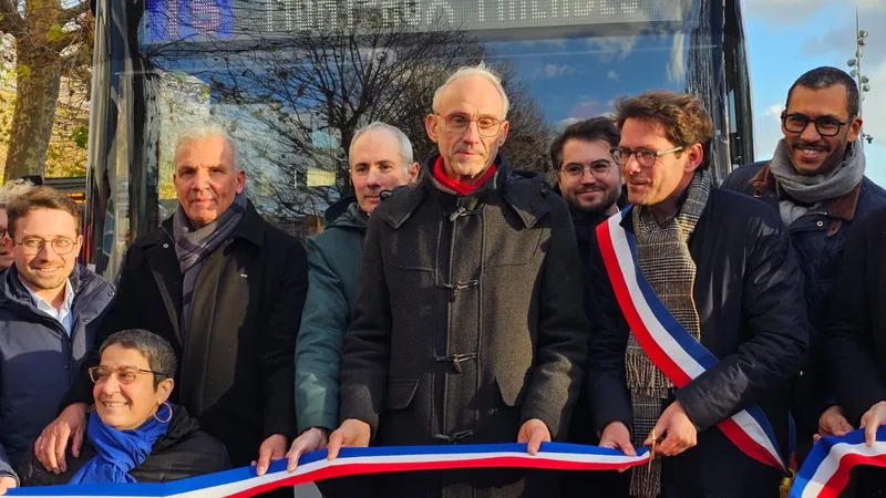 La ligne a été inaugurée par Nicolas Mayer-Rossignol, maire (PS) de Rouen.