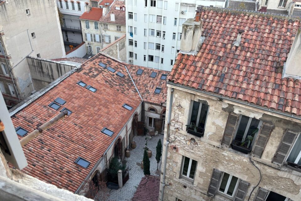 L'Huilerie est situé en plein milieu de plusieurs bâtiments résidentiels. Sa terrasse extérieure est 