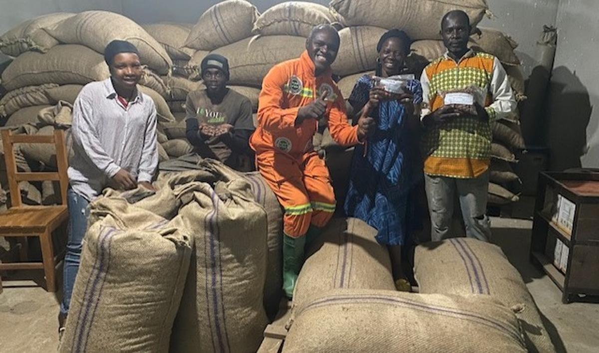 Les travailleurs du cacao au Cameroun avec les sacs de fèves qui seront ensuite exportés vers la France.