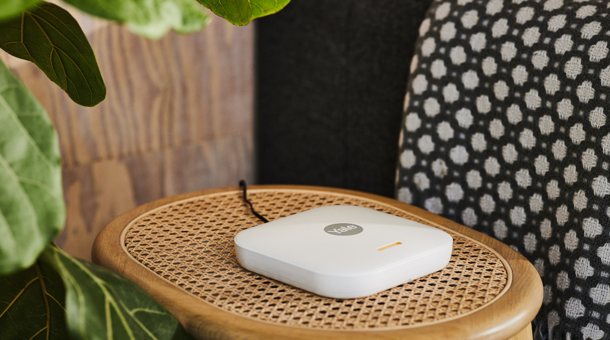 Yale hub posé sur un petit meuble