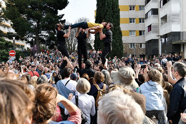Des manifestations artistiques, tels des parcours avec portés acrobatiques, investissent les rues du quartier de La Mosson.