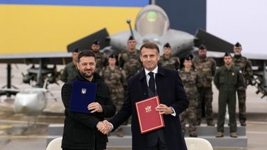 Zelensky et Macron signent un accord sur l'achat d'avions Rafale, le 17 novembre 2025.