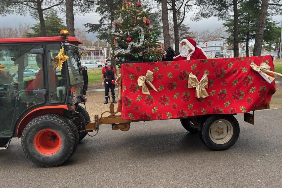 Le Père-Noël est arrivé sur la remorque qu'un tracteur agricole !
