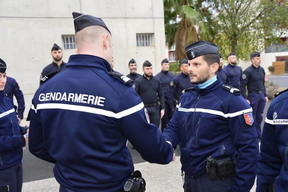 Un des gendarmes récompensé par le chef d'escadron de la compagnie de Castelnau-le-Lez