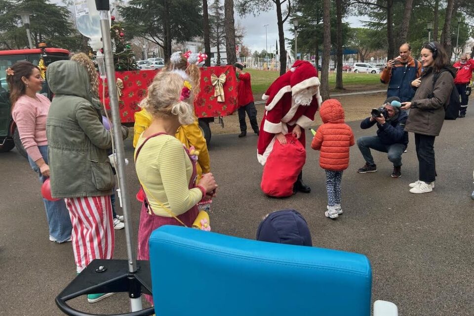 Distribution de jouets magnifiques aux enfants devant l'hôpital