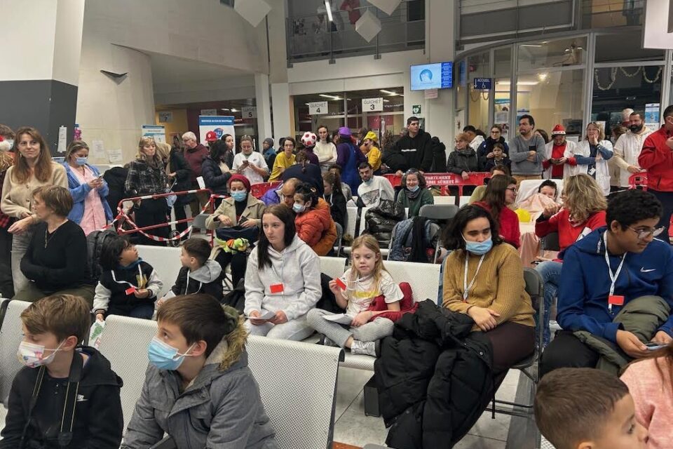 Le hall de l'hôpital Arnaud-de-Villeneuve bondé ce jeudi 