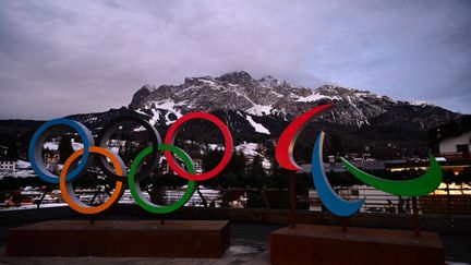 Les logos des Jeux olympiques et paralympiques à Cortina d'Ampezzo, ville hôte de l'édition 2026. (TIZIANA FABI / AFP)