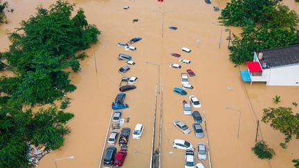 Des véhicules submergés par des inondations à Hat Yai, dans la province de Songkhla en Thaïlande, le 26 novembre 2025. Des milliers de personnes ont été touchées par ces inondations dans le sud du pays. (ARNUN CHONMAHATRAKOOL / THAI NEWS PIX / AFP)