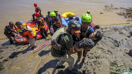 Des secouristes évacuent un habitant vers un hôpital à Bireuen, dans la province d'Aceh (Indonésie), après des inondations et glissements de terrain, le 29 novembre 2025. (AMANDA JUFRIAN / AFP)