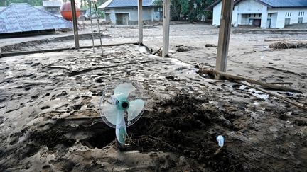 Des maisons dont les sols sont totalement recouverts de boue après des inondations à Meureudu (Indonésie), le 30 novembre 2025. (CHAIDEER MAHYUDDIN / AFP)