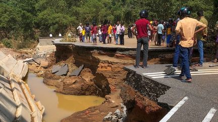 Des habitants se réunissent autour d'un pont qui s'est effondré après des inondations à Kurunegala, au Sri Lanka, le 30 novembre 2025. (AFP)