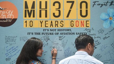 Une affiche d'hommage lors d'un événement commémorant les dix ans de la disparition du vol MH370 de Malaysia Airlines, le 3 mars 2024 à Subang Jaya, en Malaisie. (ARIF KARTONO / AFP)