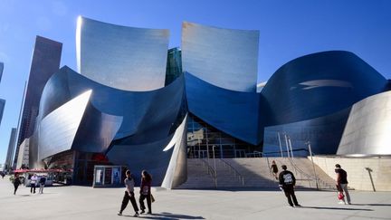 En 2003, l'architecte reprend les courbes asymétriques du Guggenheim pour dessiner la vaste salle de concert Walt Disney à Los Angeles, en Californie. (FREDERIC J. BROWN / AFP)