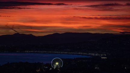 La baie des anges à Nice, le 6 décembre 2025. (VALERY HACHE / AFP)