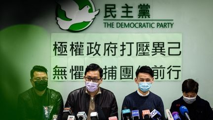 Des responsables du Parti démocrate s'expriment lors d'une conférence de presse à Hong Kong, le 8 janvier 2021. (ANTHONY WALLACE / AFP)