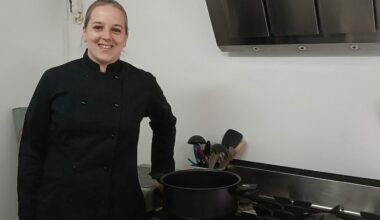 pour rendre hommage à son père et défendre la gastronomie, elle crée Dan's Traiteur