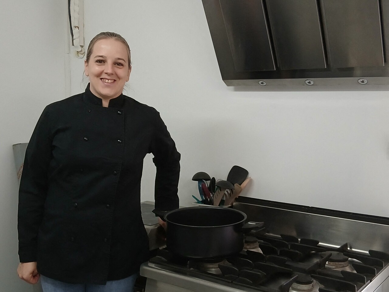 pour rendre hommage à son père et défendre la gastronomie, elle crée Dan's Traiteur