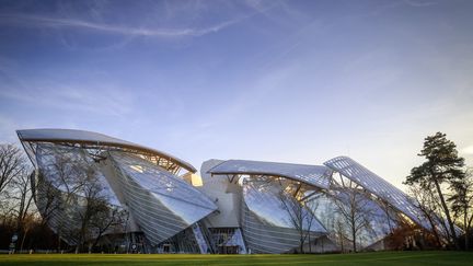 La Fondation Louis Vuitton, inaugurée en 2014 à Paris, figure parmi ses récentes réalisations les plus emblématiques. Le monument futuriste, fait de béton et de verre, jouxte le Jardin d'acclimatation du bois de Boulogne, dans l'ouest de la capitale française. (MICHEL CAVALIER / HEMIS.FR / AFP)