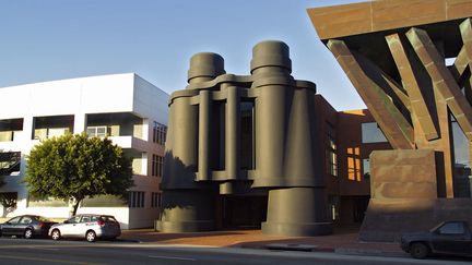 Ou encore cette paire de jumelles géante qui trône depuis 1991 à l'entrée du Chiat/Day Building, à Venice, en Californie. (BERNARD FOUBERT / PHOTONONSTOP / AFP)