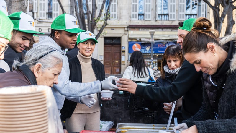 Depuis quatre ans, ce déjeuner est servi par les étudiants du lycée Sully (6e). "Il y a le baccalauréat mais il y a aussi la transmission des valeurs humaines, du dépassement de soi, du plaisir de partager et d’aider. Ça leur montre une autre réalité,...