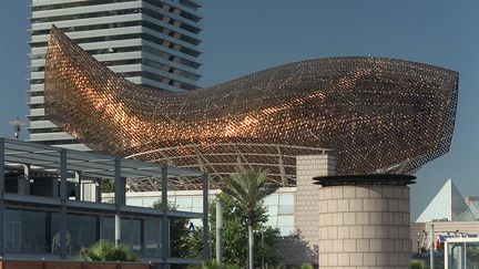 L'architecte s'est aussi distingué par ses sculptures loufoques, comme son "Poisson", créé à l'occasion des Jeux olympiques d'été de 1992, à Barcelone, en Espagne. (THORSTEN LANG / DPA / AFP)