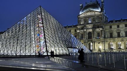 La pyramide et le musée du Louvre à Paris, le 2 décembre 2025. (J-F TRIPELON-JARRY / ONLY FRANCE / AFP)