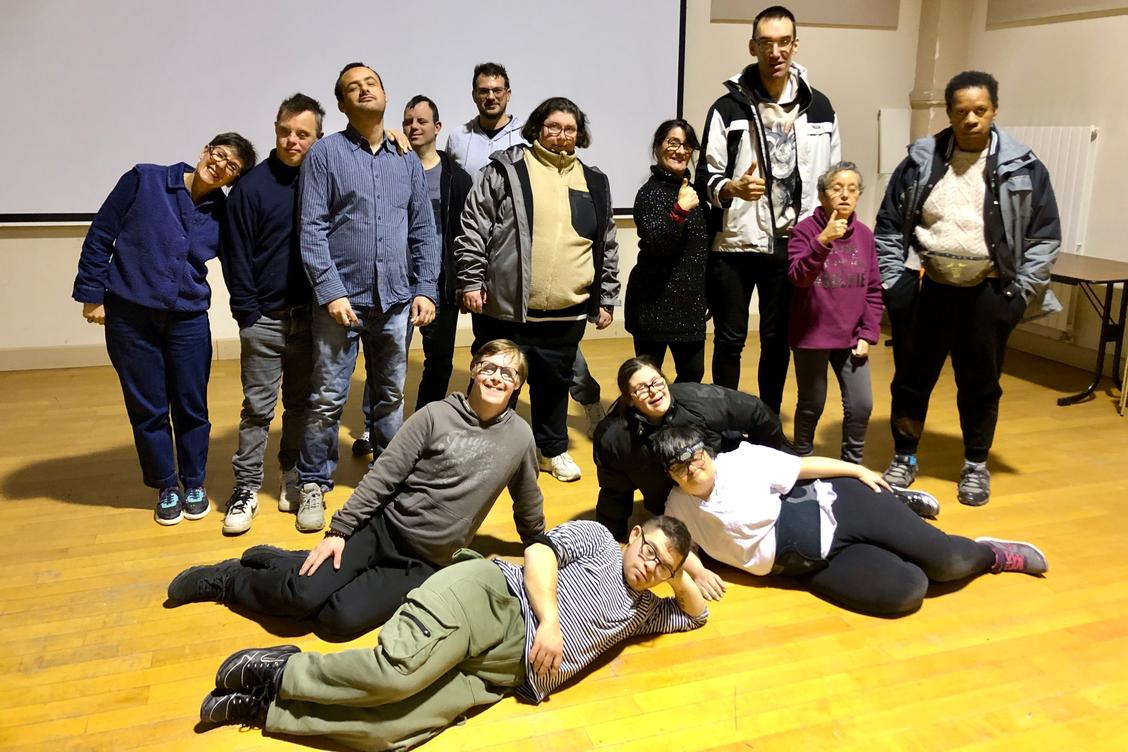 en situation de handicap, ces comédiens d’un Esat de la Roya montent sur scène à Nice pour célébrer la différence