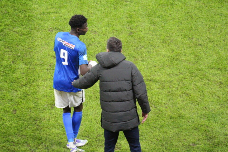 Julien Fradet, coach du LSVF, en pleine discussion avec son attaquant Mansour Samb.