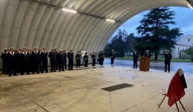 La cérémonie et le dévoilement de la plaque se sont déroulés hier matin à l’abri de la pluie.