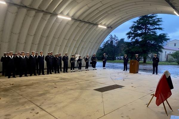 La cérémonie et le dévoilement de la plaque se sont déroulés hier matin à l’abri de la pluie.