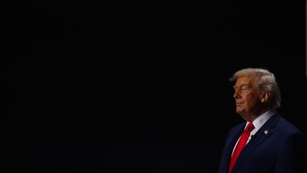 Le président américain, Donald Trump, lors du tirage au sort de la Coupe du monde, à Washington DC, le 6 décembre 2025. (PATRICK SMITH / GETTY IMAGES NORTH AMERICA / AFP)