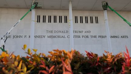 Le nom de Donald Trump accolé à "John F. Kennedy Memorial Center for the Performing Arts", sur la façade du célèbre Kennedy Center, le 19 décembre 2025 à Washington, DC. (HEATHER DIEHL / GETTY IMAGES NORTH AMERICA)