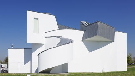 Le Vitra Design Museum, situé à Weil am Rhein, en Allemagne, est l’un de ses premiers grands projets en Europe. Le bâtiment, inauguré en 1989, marque l'essor de son style déconstructiviste. (MARKUS LANGE / ROBERT HARDING HERITAGE / AFP)