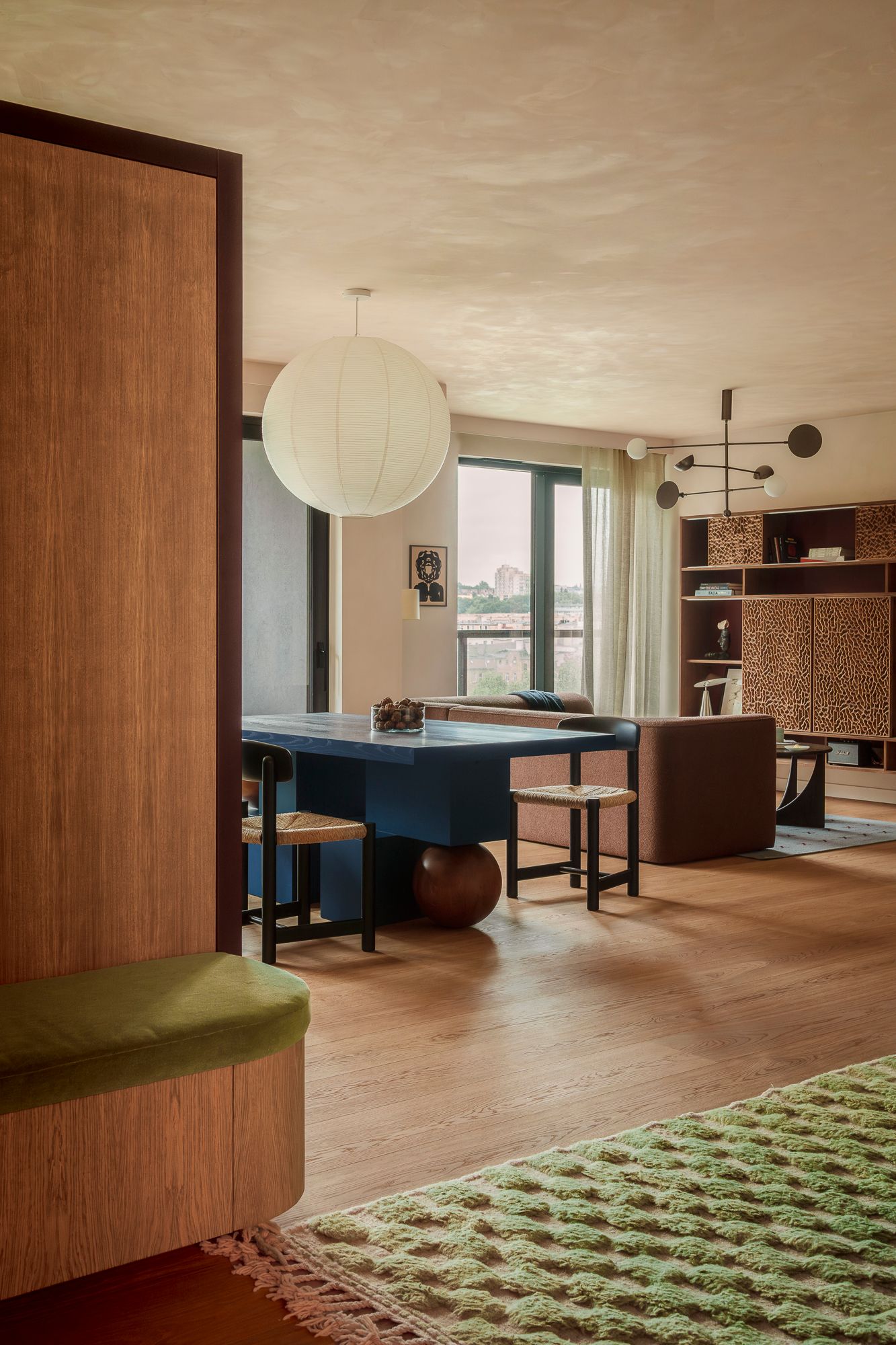 salon midcentury dans les tons vert bleu et ocre