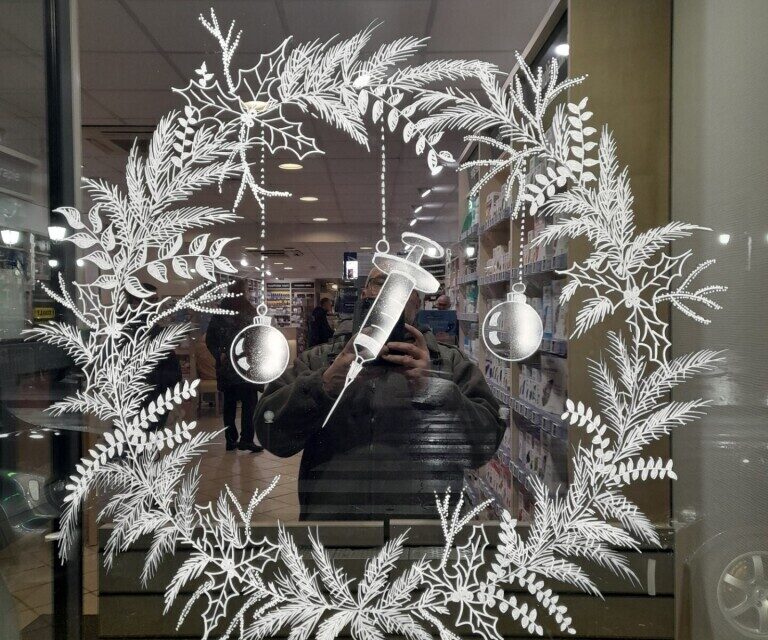 Stéphane a aussi réaliser de nombreuses décorations sur les vitrines de Saint-Saëns et alentour.