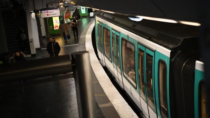 Paris : ce que l’on sait du suspect après l’agression au couteau de trois femmes dans le métro. (image d’illustration)