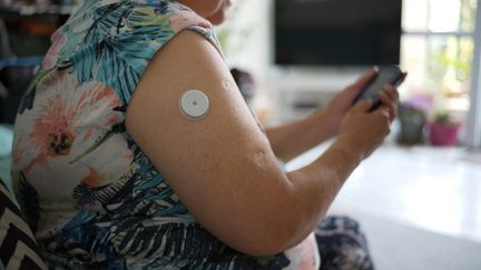 Une personne diabétique mesure son taux de glucose, le 10 septembre 2023 à Saint-Hilaire de Clisson (Loire-Atlantique). (MATHIEU THOMASSET / HANS LUCAS / AFP)