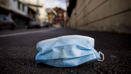 Un masque chirurgical à Briançon, dans les Hautes-Alpes, le 4 décembre 2022. (THIBAUT DURAND / HANS LUCAS / AFP)