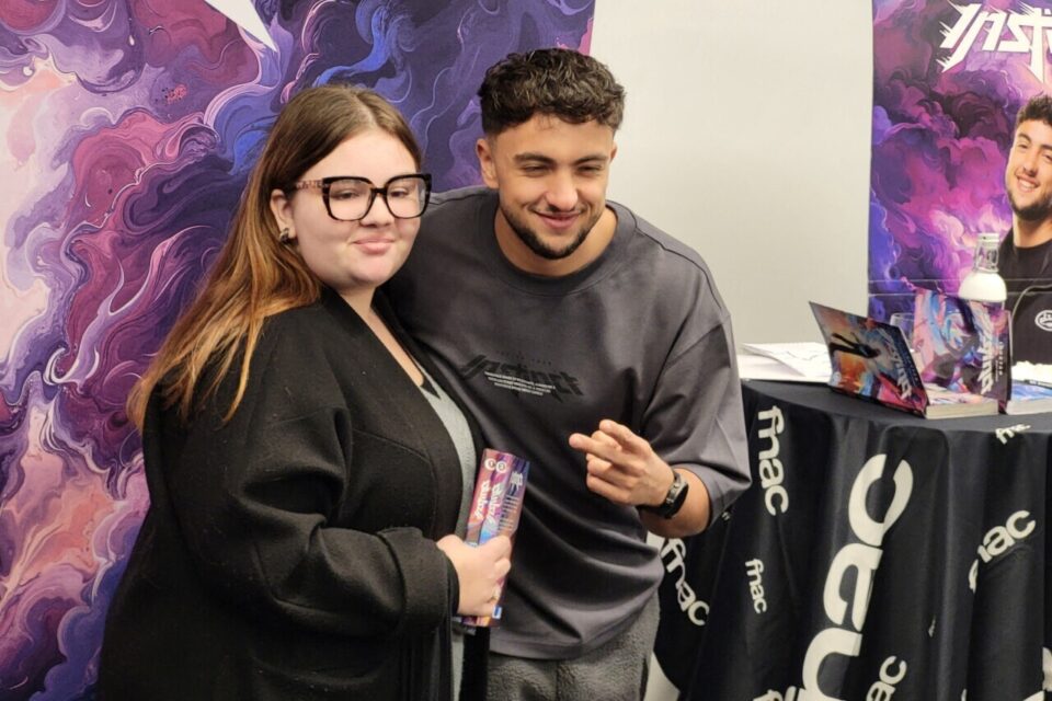 Inessa, 17 ans, est venue de Lomme (Nord) pour voir le youtubeur Inoxtag à la Fnac de Lille. Fan depuis six ans, elle a fait dédicacer tous ses mangas.