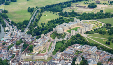 Le château de Windsor, qui s’étend sur 52.000 m2, n’a plus rien à voir avec la petite forteresse composée d’un donjon et de murs d’enceinte en bois, édifiée par Guillaume le Conquérant sur les bords de la Tamise il y a plus de 900 ans.
