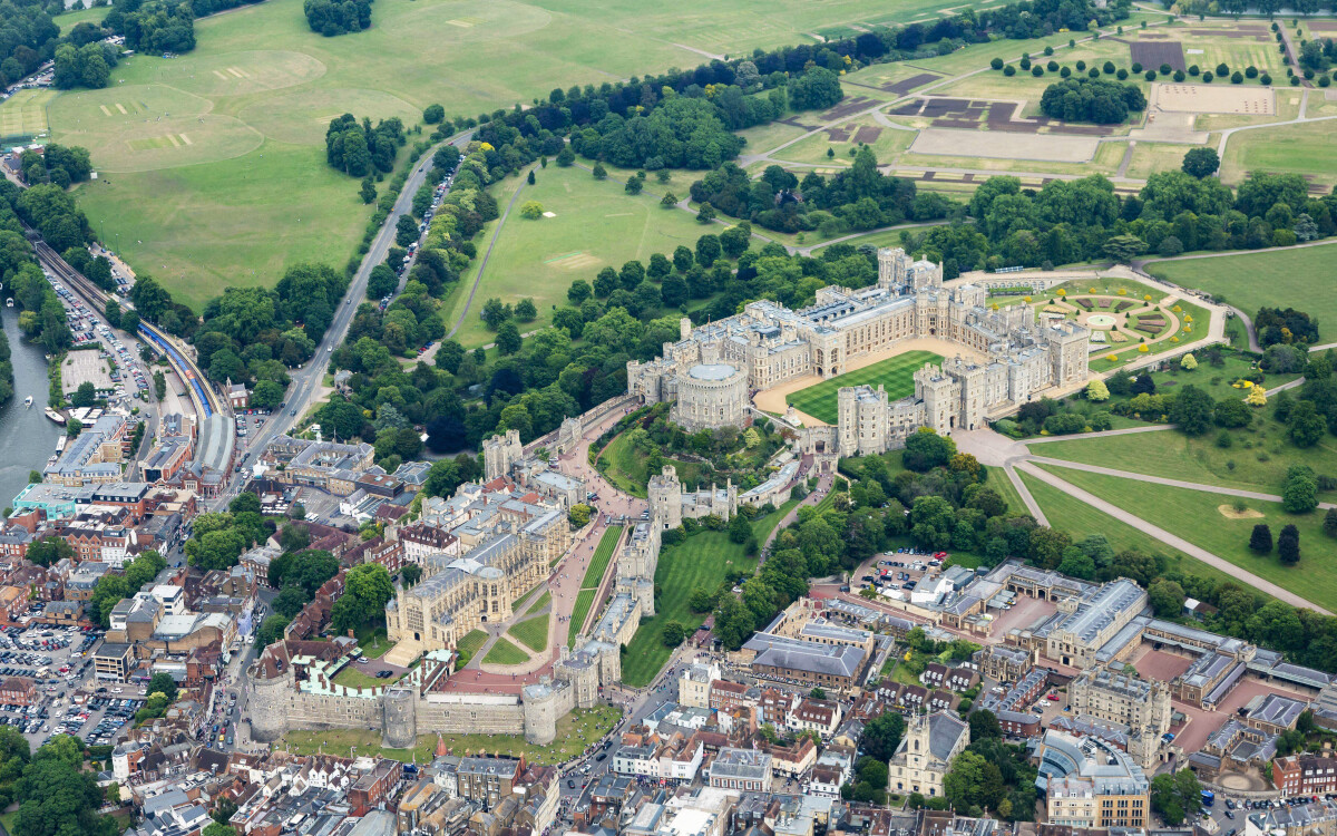Le château de Windsor, qui s’étend sur 52.000 m2, n’a plus rien à voir avec la petite forteresse composée d’un donjon et de murs d’enceinte en bois, édifiée par Guillaume le Conquérant sur les bords de la Tamise il y a plus de 900 ans.