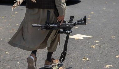 les talibans poussent un garçon de 13 ans à exécuter publiquement l’assassin de sa famille