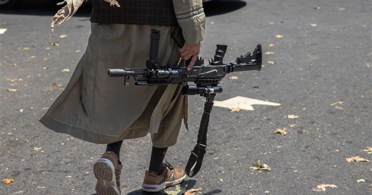 les talibans poussent un garçon de 13 ans à exécuter publiquement l’assassin de sa famille