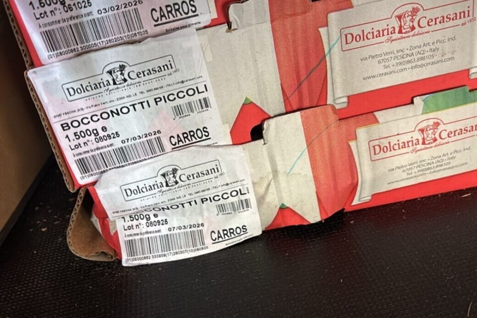 Le chalet, en mauvais état, a laissé l'eau s'infiltrer à l'intérieur détruisant la marchandise.