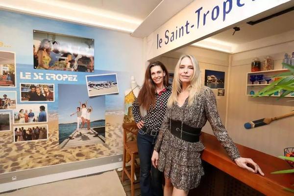 Adeline Blondieau et Tonya Kinzinger, aka Caroline et Jessica étaient présentes à l'inauguration